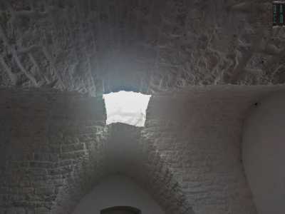 Un�ulteriore scala ci conduce infine nell�ultimo sorprendente luogo del monastero. Si tratta di un ambiente voltato, con un foro centrale...